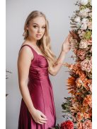 Hasrészén nyitott, szexisen elegáns alkalmi ruha bordó színben. 