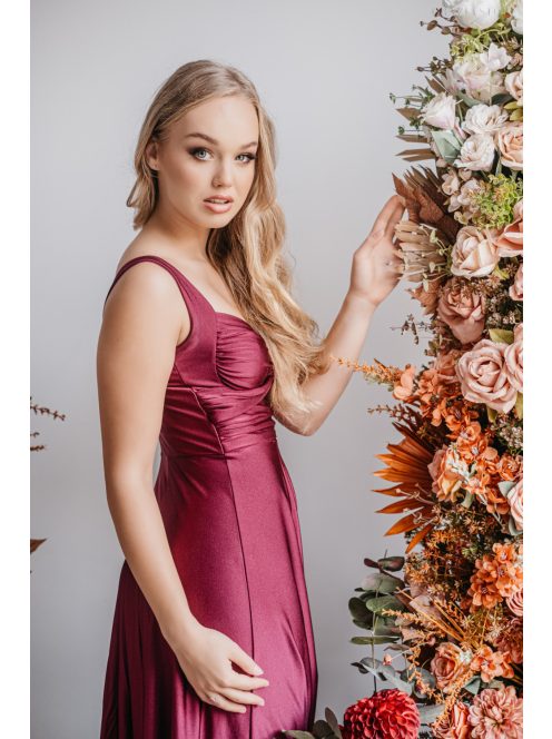 Hasrészén nyitott, szexisen elegáns alkalmi ruha bordó színben. 