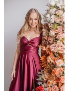 Hasrészén nyitott, szexisen elegáns alkalmi ruha bordó színben. 