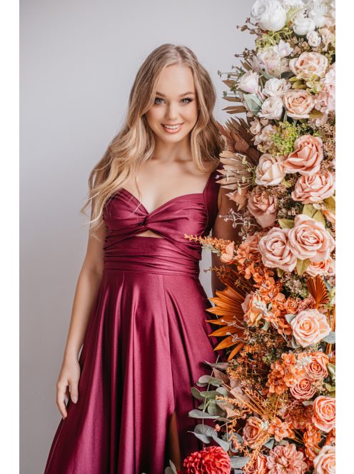 Hasrészén nyitott, szexisen elegáns alkalmi ruha bordó színben. 