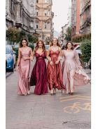 Hasrészén nyitott, szexisen elegáns alkalmi ruha bordó színben. 