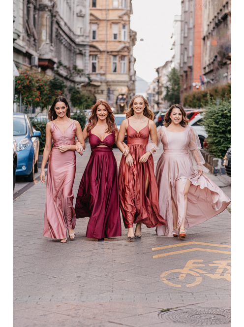 Hasrészén nyitott, szexisen elegáns alkalmi ruha bordó színben. 