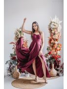 Bordó színű alkalmi ruha különleges hátmegoldással. 