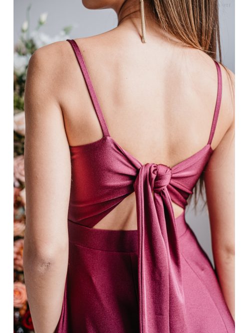 Bordó színű alkalmi ruha különleges hátmegoldással. 