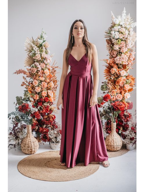 V-kivágású alkalmi ruha spagetti pántokkal bolero színben.