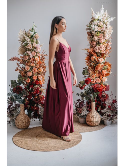 V-kivágású alkalmi ruha spagetti pántokkal bolero színben.