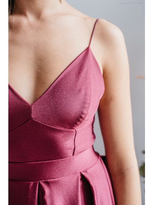 V-kivágású alkalmi ruha spagetti pántokkal bolero színben.
