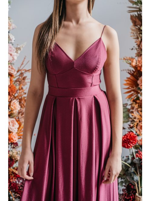 V-kivágású alkalmi ruha spagetti pántokkal bolero színben.