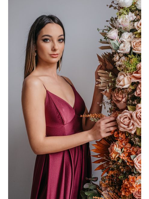 V-kivágású alkalmi ruha spagetti pántokkal bolero színben.