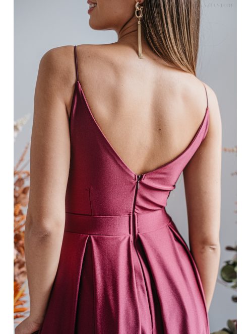V-kivágású alkalmi ruha spagetti pántokkal bolero színben.