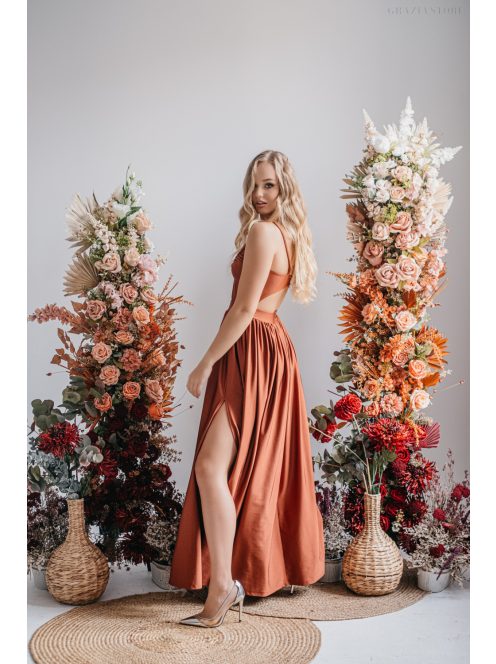 Különleges alkalmi maxi ruha rozsdabarna színben.