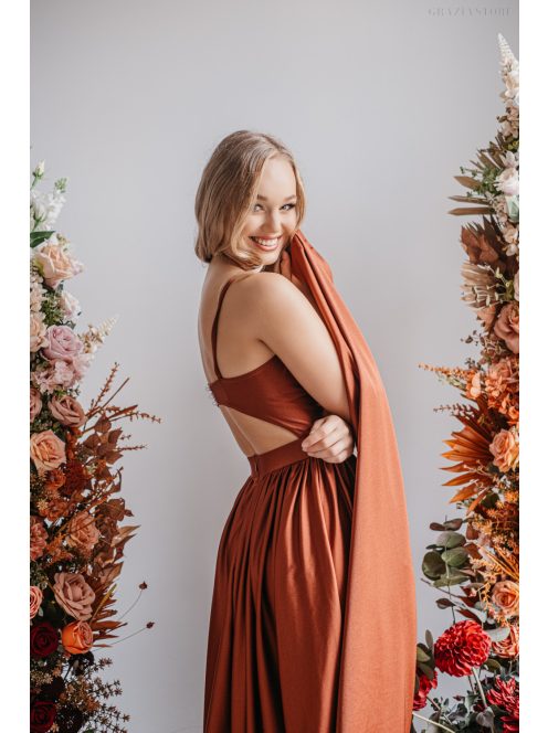 Különleges alkalmi maxi ruha rozsdabarna színben.