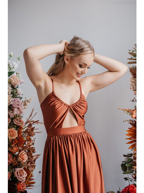 Lidia - különleges maxi ruha dattero színben elasztikus anyagból