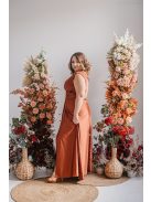 Rozsdabarna színű, V-kivágású alkalmi maxi ruha a letisztult eleganciáért.