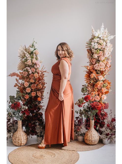 Rozsdabarna színű, V-kivágású alkalmi maxi ruha a letisztult eleganciáért.