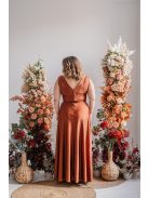 Rozsdabarna színű, V-kivágású alkalmi maxi ruha a letisztult eleganciáért.