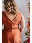 Rozsdabarna színű, V-kivágású alkalmi maxi ruha a letisztult eleganciáért.