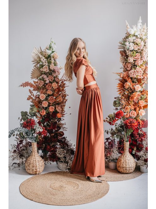 Húzott maxi szoknya, dattero színű, fényes, elasztikus anyagból.