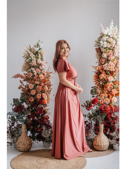 Átlapolt alkalmi ruha rövid, lenge ujjakkal téglavörös színben.