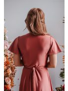 Átlapolt alkalmi ruha rövid, lenge ujjakkal téglavörös színben.
