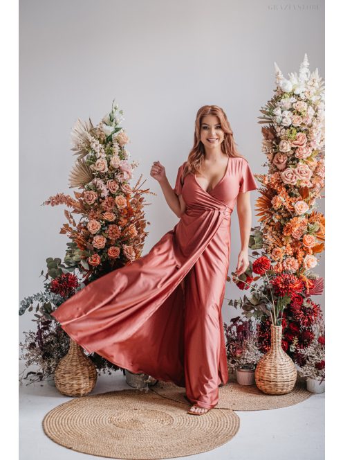 Átlapolt alkalmi ruha rövid, lenge ujjakkal téglavörös színben.