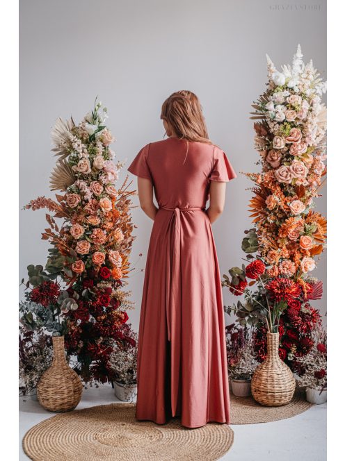 Átlapolt alkalmi ruha rövid, lenge ujjakkal téglavörös színben.