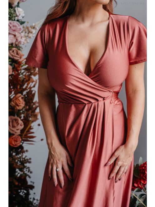 Átlapolt alkalmi ruha rövid, lenge ujjakkal téglavörös színben.