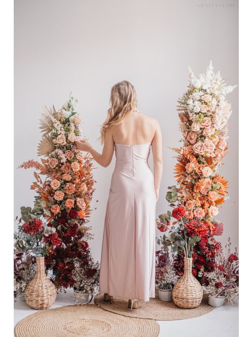 Szabina – V-kivágású szűk fazonú púder színű ruha elasztikus anyagból 