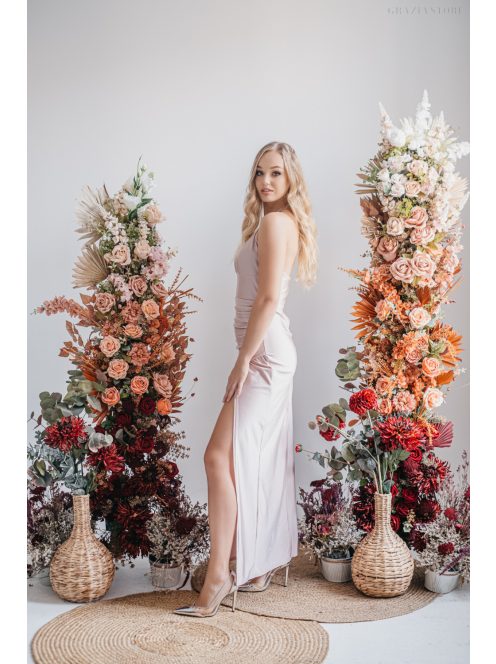 Szabina – V-kivágású szűk fazonú púder színű ruha elasztikus anyagból 