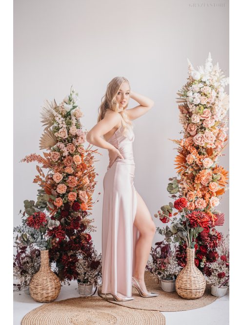 Szabina – V-kivágású szűk fazonú púder színű ruha elasztikus anyagból 