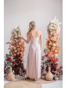 Szabina – V-kivágású szűk fazonú púder színű ruha elasztikus anyagból 