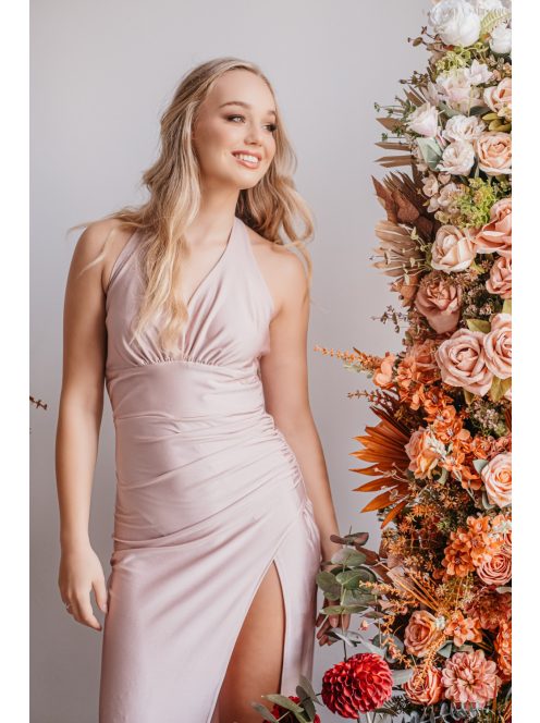 Szabina – V-kivágású szűk fazonú púder színű ruha elasztikus anyagból 