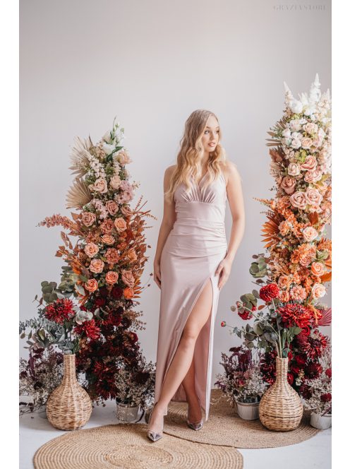 V-kivágású szűk fazonú púder színű ruha alkalmakra, koszorúslányoknak.