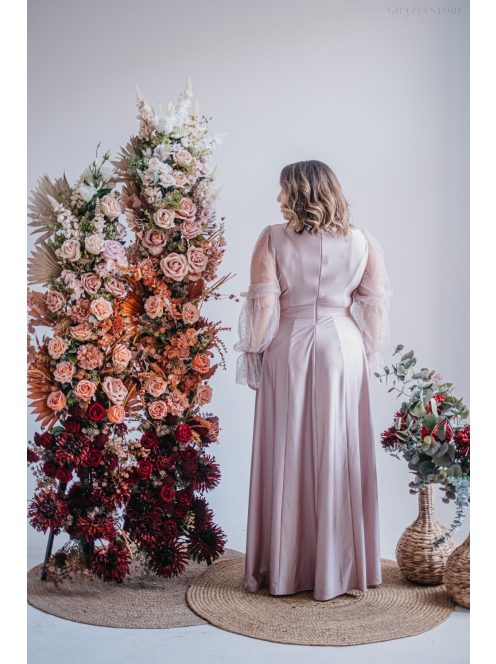 Adél– U-kivágású maxi ruha strasszköves tüll ujjakkal púder színben