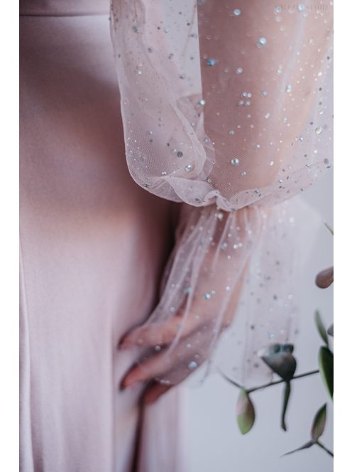 Adél– U-kivágású maxi ruha strasszköves tüll ujjakkal púder színben