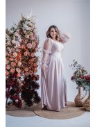 U-kivágású maxi ruha strasszköves tüll ujjakkal púder színben.