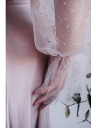 U-kivágású maxi ruha strasszköves tüll ujjakkal púder színben.