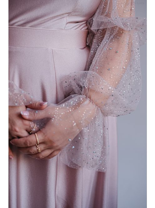 U-kivágású maxi ruha strasszköves tüll ujjakkal púder színben.
