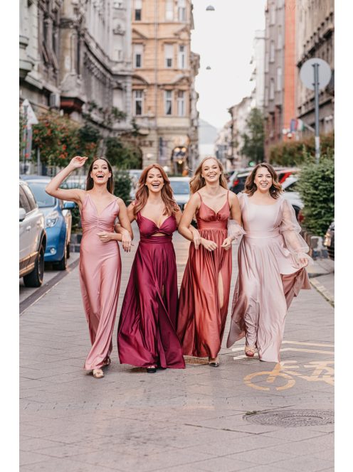 U-kivágású maxi ruha strasszköves tüll ujjakkal púder színben.