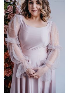   Adél– U-kivágású maxi ruha strasszköves tüll ujjakkal púder színben