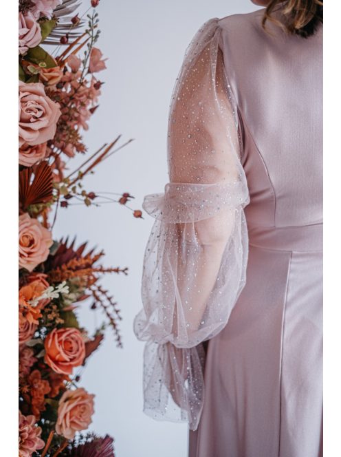 Adél– U-kivágású maxi ruha strasszköves tüll ujjakkal púder színben