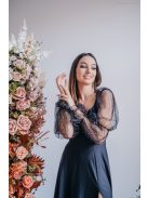 U-kivágású maxi ruha strasszköves tüll ujjakkal fekete színben.