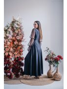 Adél– U-kivágású maxi ruha strasszköves tüll ujjakkal fekete színben