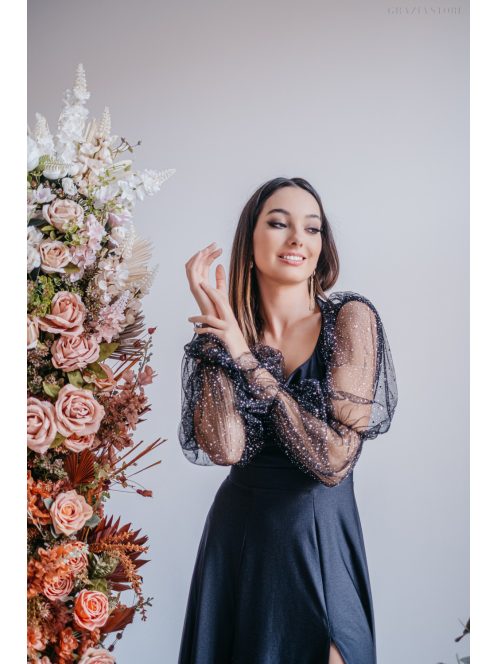 Adél– U-kivágású maxi ruha strasszköves tüll ujjakkal fekete színben