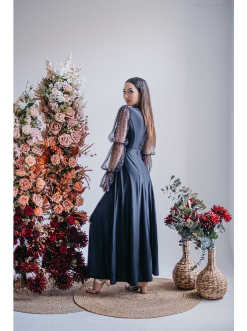 Adél– U-kivágású maxi ruha strasszköves tüll ujjakkal fekete színben