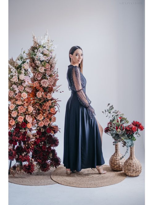 Adél– U-kivágású maxi ruha strasszköves tüll ujjakkal fekete színben