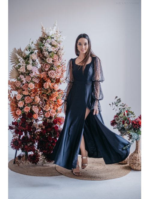 Adél– U-kivágású maxi ruha strasszköves tüll ujjakkal fekete színben