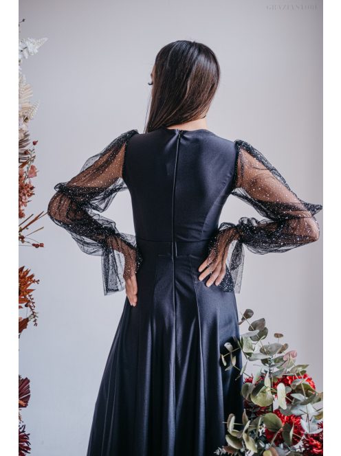 Adél– U-kivágású maxi ruha strasszköves tüll ujjakkal fekete színben