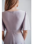 V-kivágású maxi ruha, lágyan eső rövid ujjakkal, lila színben.
