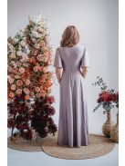 V-kivágású maxi ruha, lágyan eső rövid ujjakkal, lila színben.